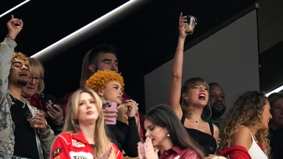 Super bowl football maga taylor