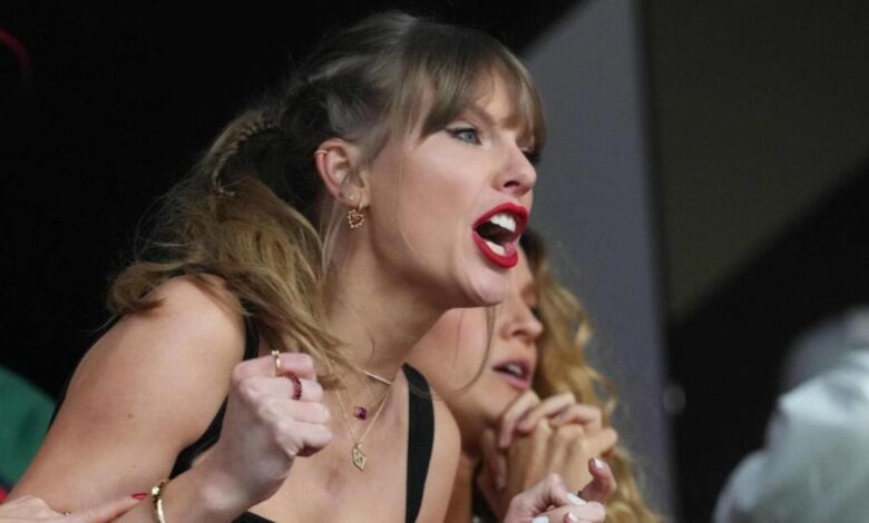 Super bowl football maga taylor