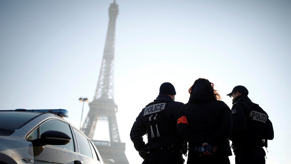 Paris eiffel tower closed strike