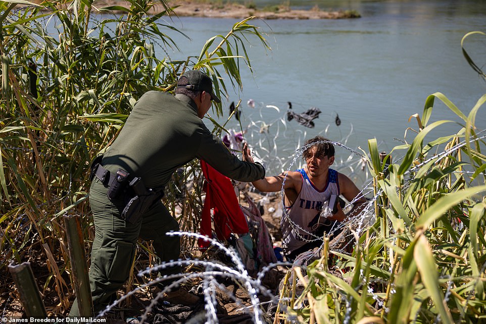 Border cbp agents patrol smuggling migrants rescue stock failed alamy after attempt Border eagle pass ambulance workers