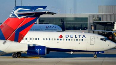 Delta boeing plane nose tire