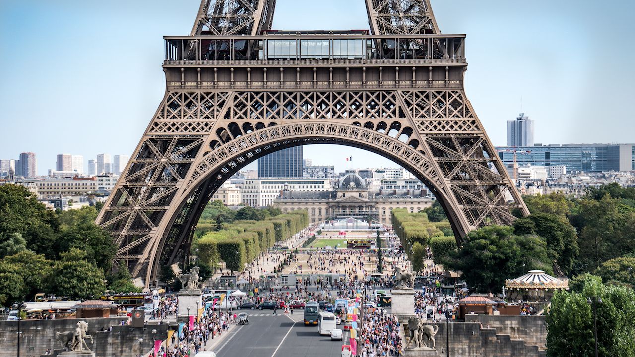 Paris eiffel tower closed strike