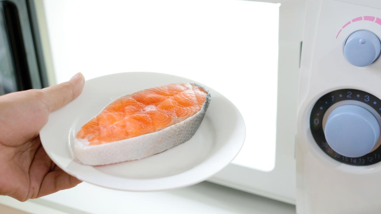 How to cook salmon in microwave