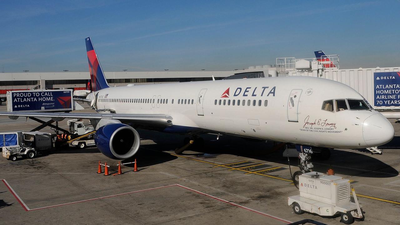 Delta boeing plane nose tire